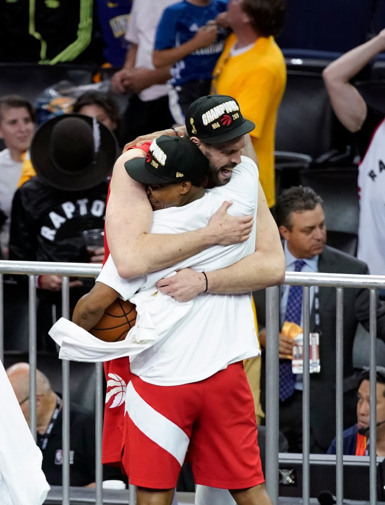 Los Toronto Raptors fueron, por récord, el segundo mejor equipo de la NBA y tras una exitosa, larga y desgastante Postemporada, lograron imponerse a los Golden State Warriors, el amplio favorito para refrendar su título. Dada la gran hazaña que acaban de conseguir los canadienses, así fue como festejaron en la casa del equipo más dominante de la NBA en los últimos cinco años.