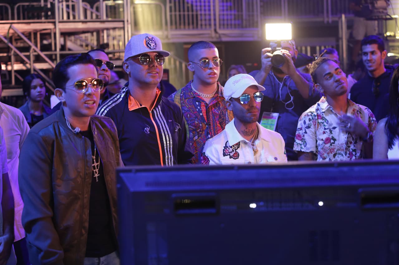 Los cantantes revisaron con mucho cuidado el resultado de su colaboración en Premios Juventud.