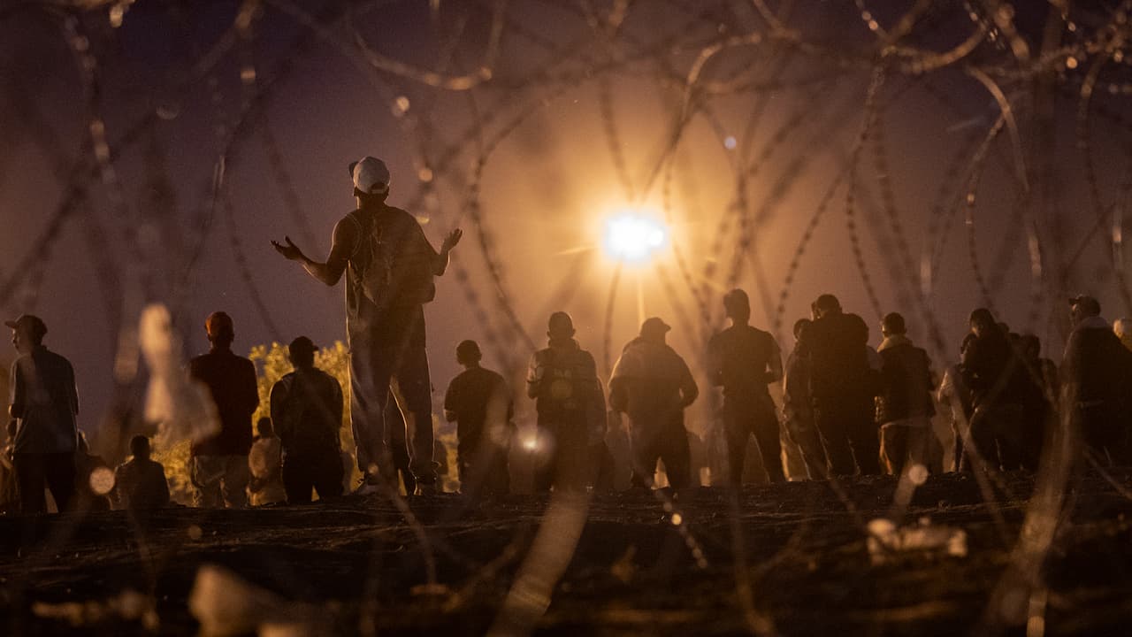 VIDEO: Miles de migrantes están apresurándose para llegar a la frontera entre Estados Unidos y México por temor a lo que suceda tras el fin del Título 42 y la incertidumbre de las nuevas políticas migratorias.