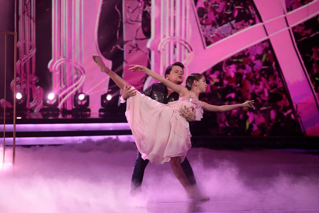 Una vez más los jueces se pusieron de pie. Esta vez tras admirar la presentación de Ramón y Valeria, quienes bailaron al ritmo contemporáneo de Hurt de Christina Aguilera. Se llevaron un 10 absoluto y las lágrimas de Miguel Bosé: "Antes a Taisia le dije que había nacido para cantar, a ti te digo que has nacido para bailar", le dijo a la bailarina.