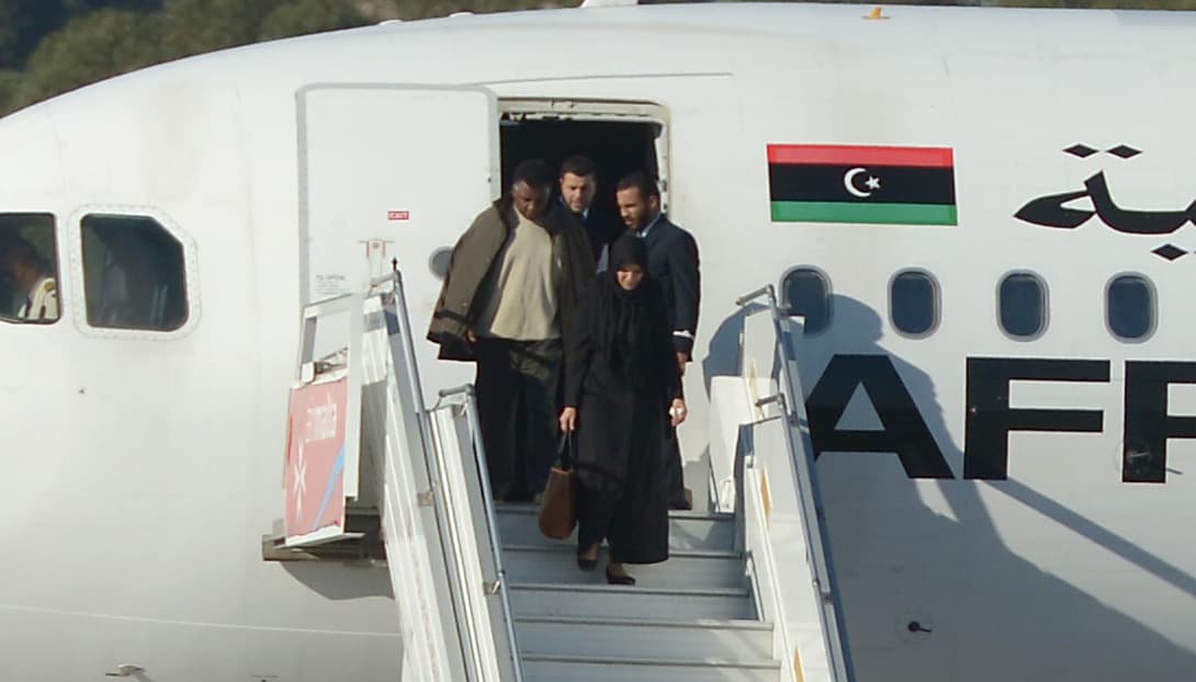Hacia las 2:00 pm hora local, el mandatario maltés informó que un grupo de pasajeros, compuesto de hombres y mujeres, había comenzado a abandonar el aparato.