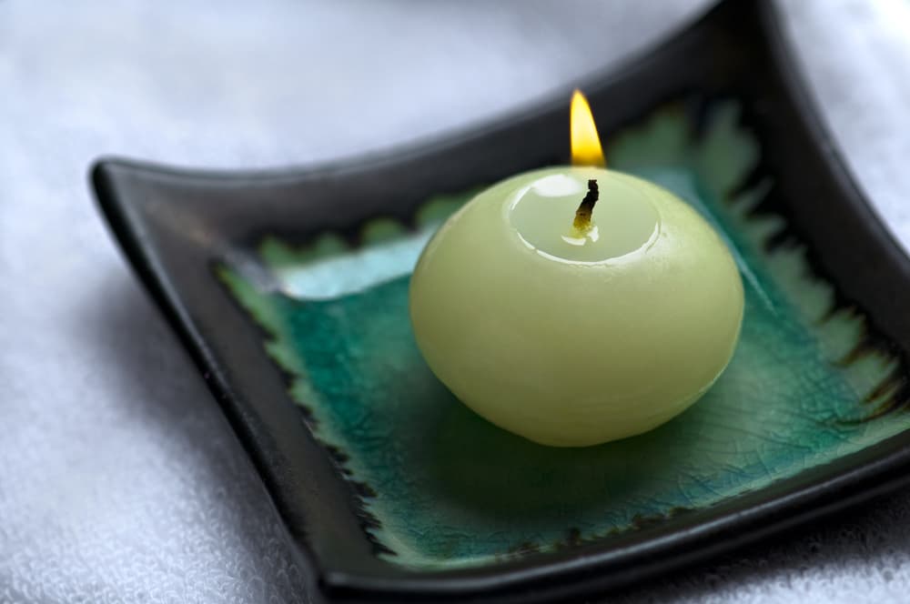 Hay muchos rituales para atraer dinero y prosperidad que usan no sólo una vela verde, sino varias. Por ejemplo, puedes prender siete velas verdes para representar los siete días de la semana, acompañando cada velita con una moneda, simbolizando lo que quieres atraer.
