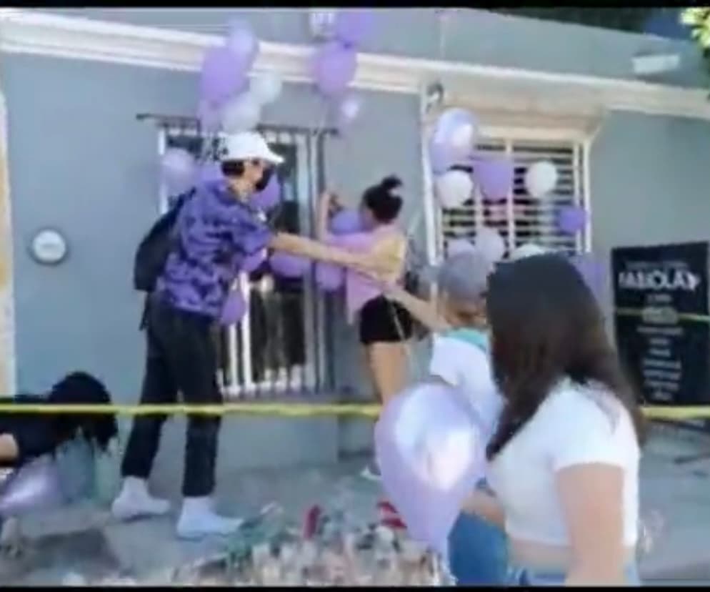 Trabajadora incansable, Itzel llegó un día al local, subió la cortina y limpió todo para una jornada más de trabajo. En ese punto,
<b>la joven estilista vio llegar a Hueman N, un hombre de 33 años que la convenció de algún modo para que la acompañara a la vivienda vecina del negocio. </b>
<br>