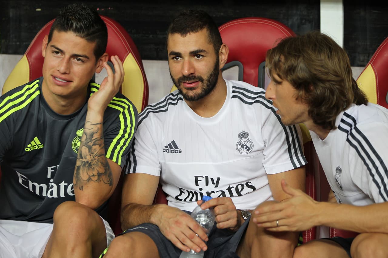 James, Benzema y Pepe entrenan al parejo en la práctica del Real Madrid