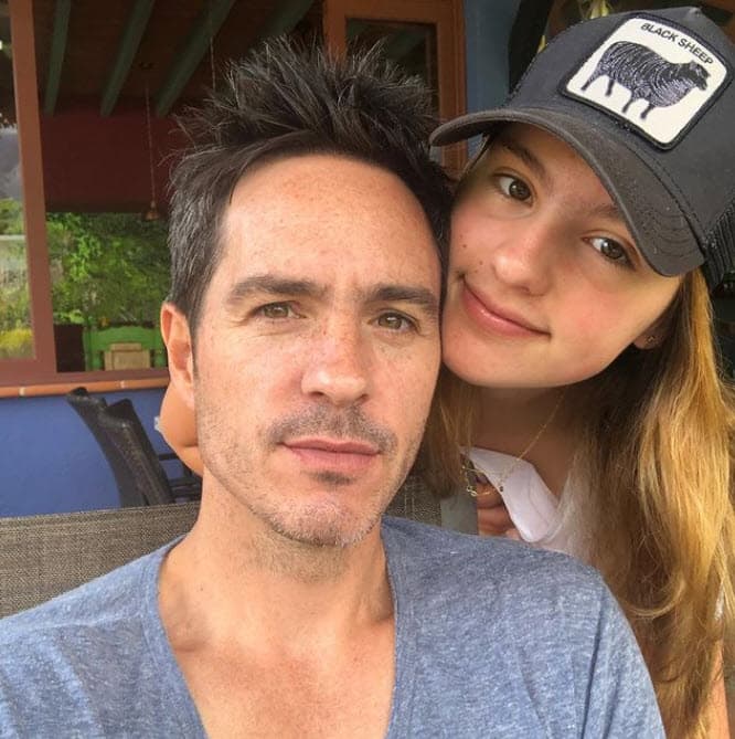 Mauricio Ochmann decidió cambiar su vida cuando se convirtió en padre por primera vez: "Había mucha gente que me quería pero realmente yo no me quería ayudar. Sucede cuando llega mi hija a mi vida y al año decido levantar la mano y pedir ayuda", confesó.