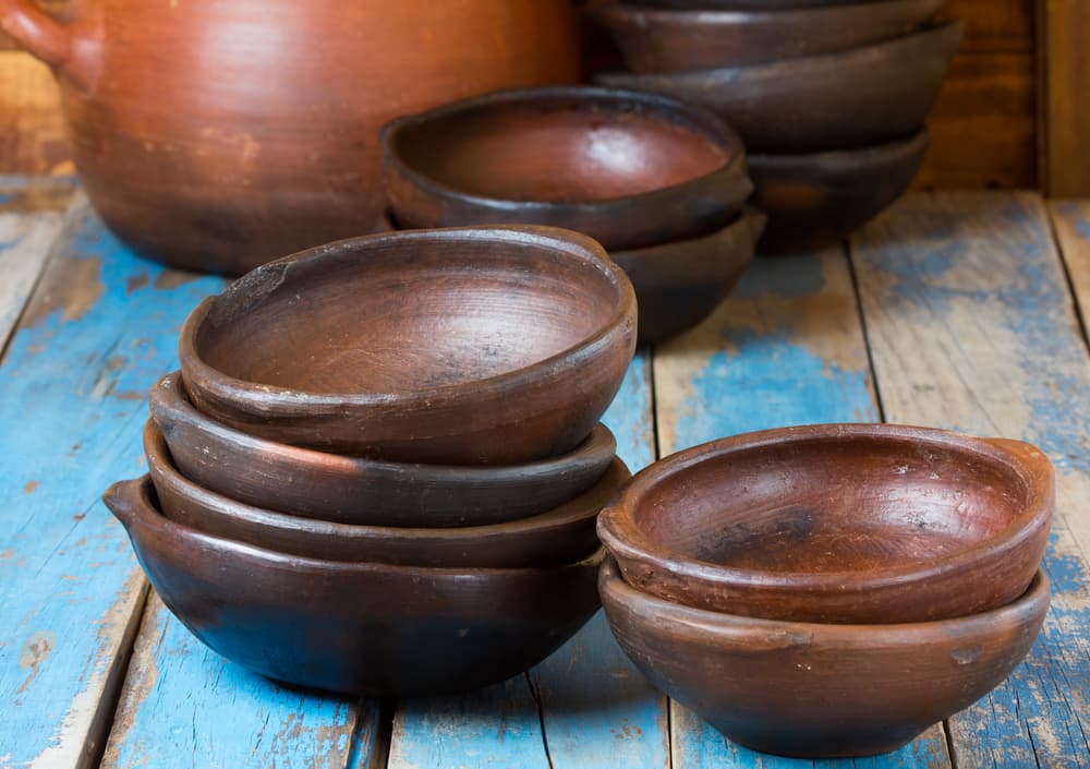 Sus objetos de poder son un hacha doble, una copa y una espada. Sus collares o elekes se confeccionan alternando cuentas rojas y blancas. Shangó se viste con una camisa roja suelta y pantalones blancos de listas blancas y rojas.