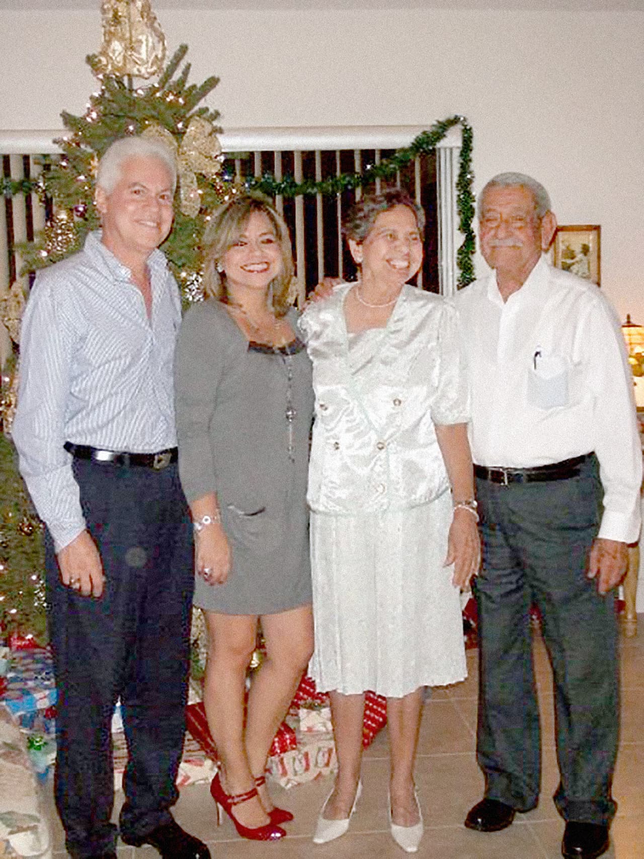 Los Franco durante una celebración de Navidad con su hija Margarita, y el esposo de esta, Rafael Navarro.