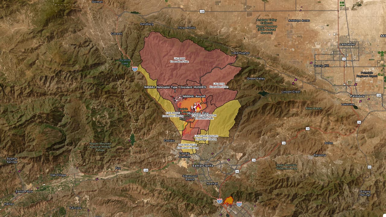 <b>Acelerado por el clima</b>: Los vientos de Santa Ana y la baja humedad han intensificado la propagación del fuego.