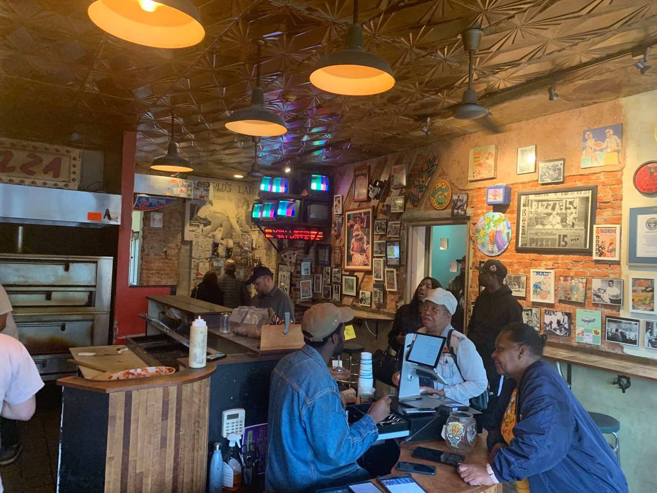 <b><a href="https://www.pizzabrain.org/museum">The Pizza Brain (Filadelfia)</a></b>. ¡Los amantes de la pizza se reúnen en The Pizza Brain, el primer museo y tienda de cultura de la pizza del mundo! El museo cuenta con la colección más grande de artículos relacionados con la pizza en el mundo, con más de 550 artefactos en rotación, lo que le valió un codiciado récord mundial Guinness.
<br>
<br>
<b><a href="https://goo.gl/maps/2zEKpkc7W6n7WE3b6">Cómo llegar</a></b>