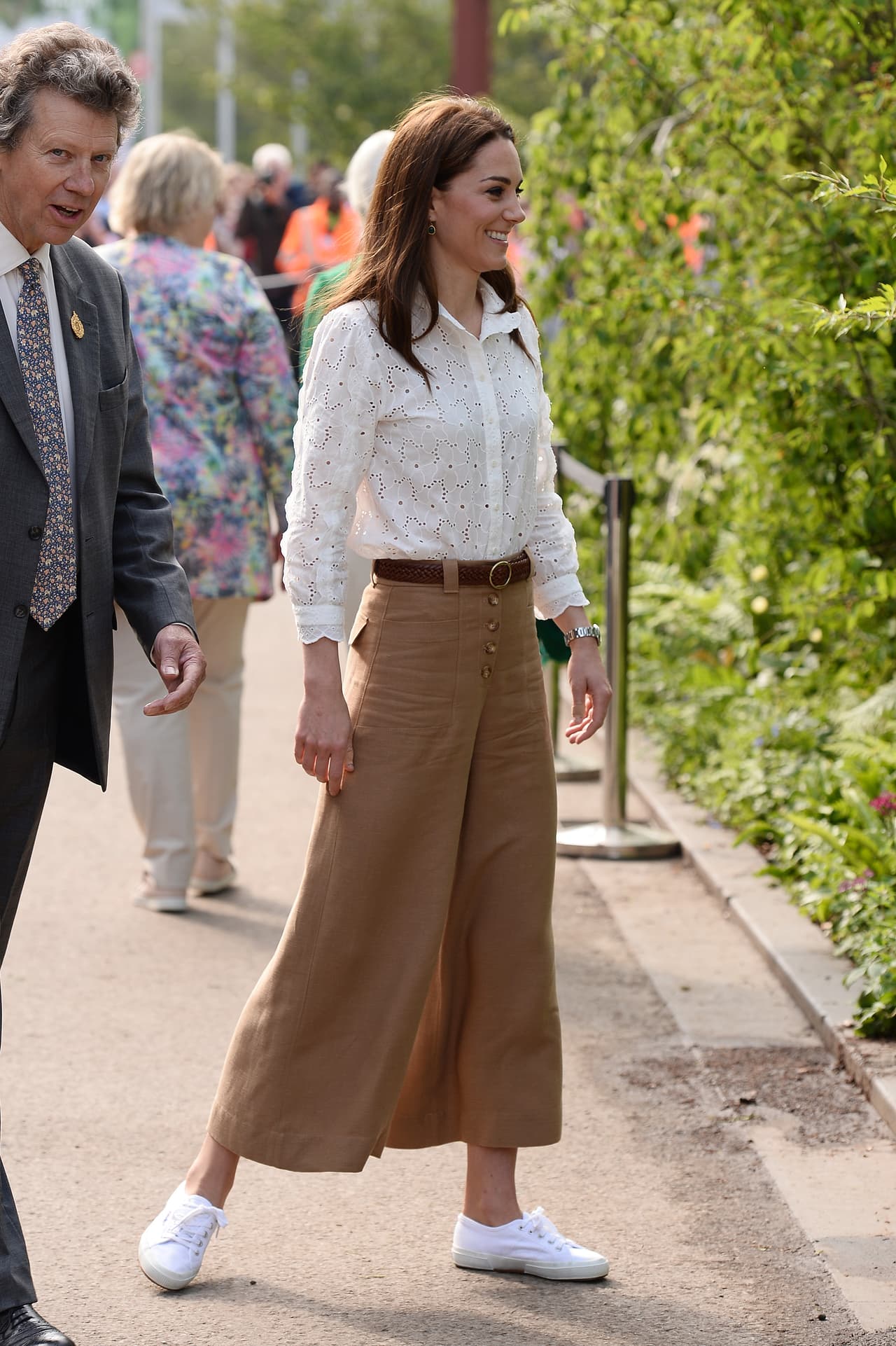 <b>#3</b>
<br>En el Chelsea Flower Show de 2019, Kate Middleton también mostró lo bien que lucen los pantalones de vestir de pierna ancha con tenis blancos.