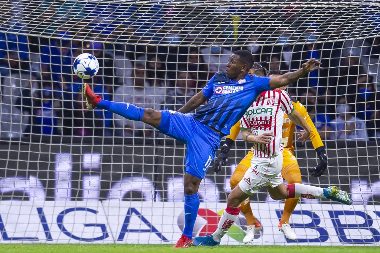Cruz Azul y Necaxa protagonizaron un partido que tuvo un final cardiaco.