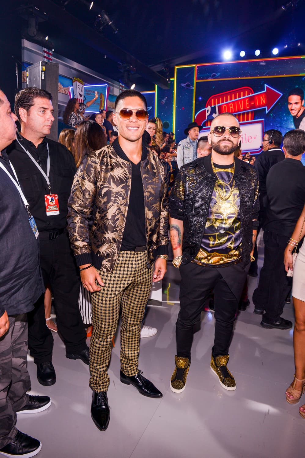 Chino y Nacho no quisieron alejarse mucho de su estilo tradicional. Su mayor riesgo fue usar una chamarra deportiva de estampado animal y jugar con unos zapatos formales y de larga puntas.