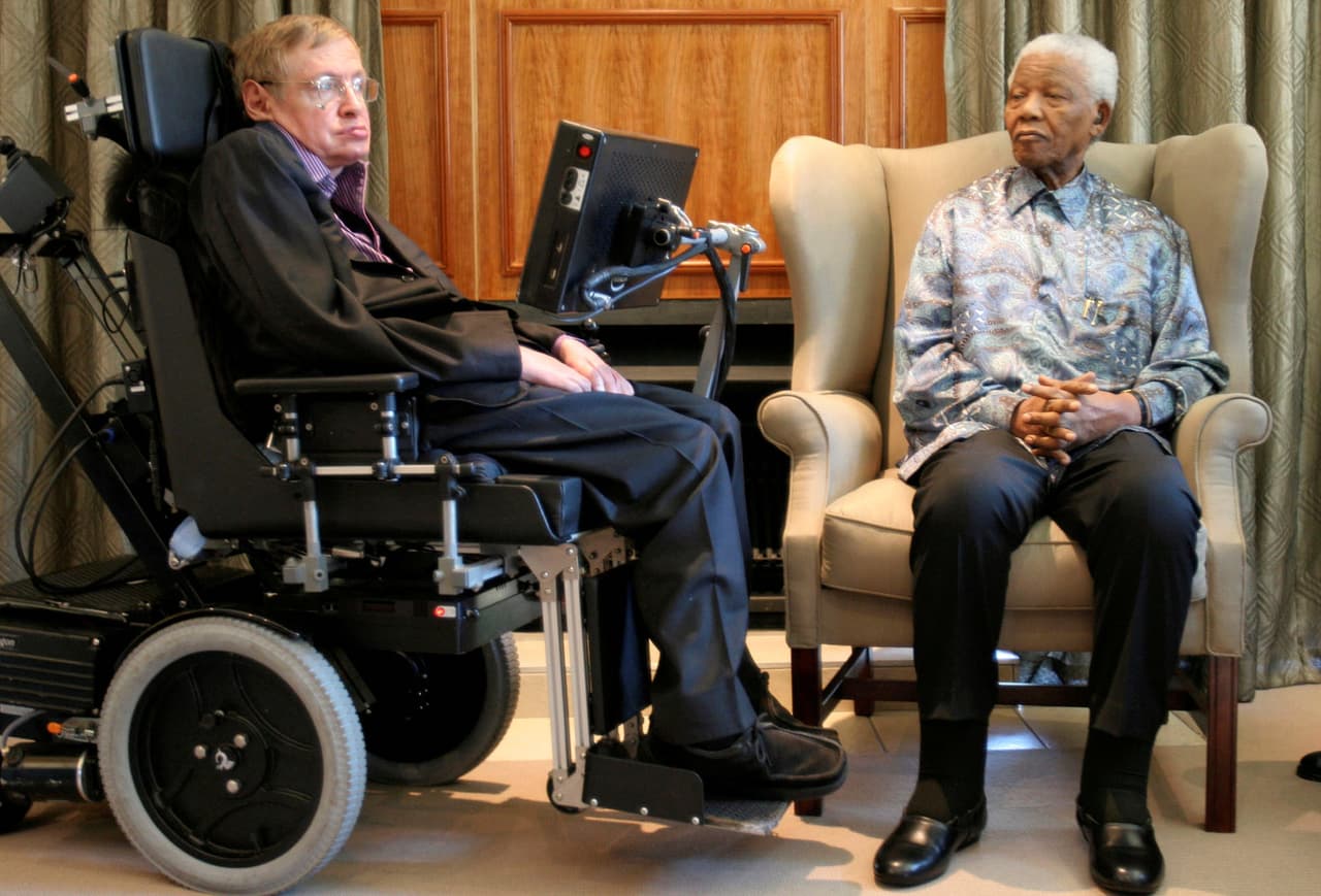 Hawking con el líder surafricano Nelson Mandela, en Johannesburg en 2008