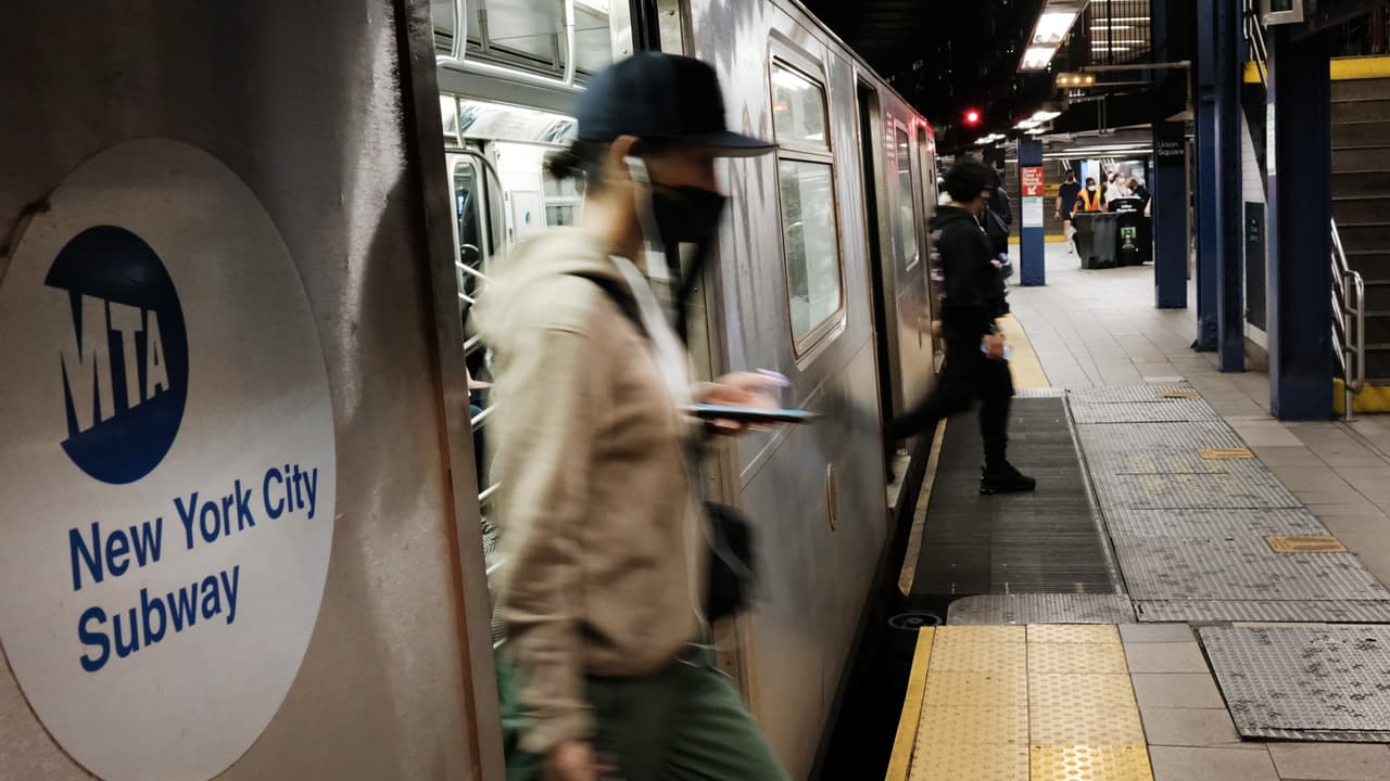 Retrasos en el subway se deben a falta de personal, dice la MTA