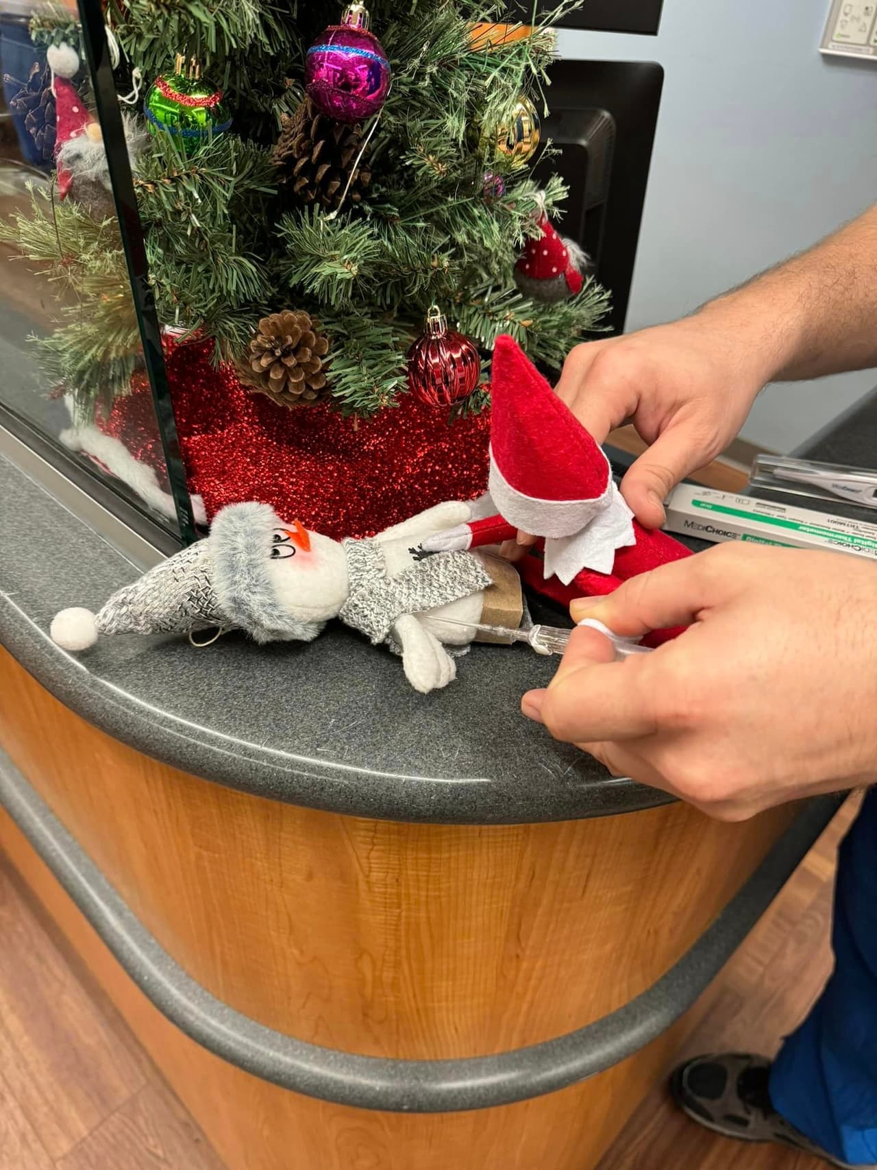 Duendes de la navidad ayudan a los paramédicos a curar a los pacientes más pequeños.