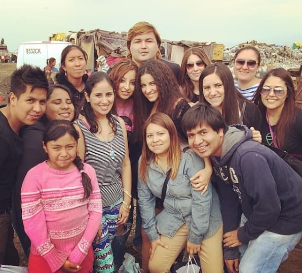 2. EL AMOR POS SUS FANS. Además es súper cercana a sus seguidores, se deja consentir y le fascina tomarse fotos con ellos.