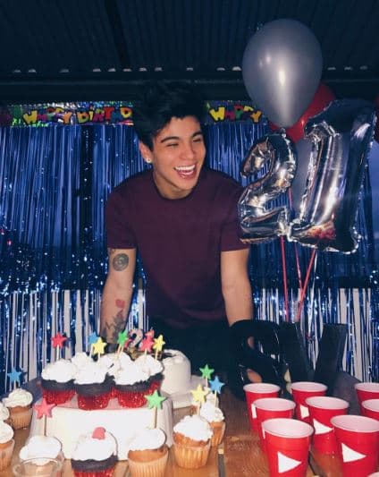 Tiene 21 años y desde los 16 años se dedica a hacer videos en Youtube.