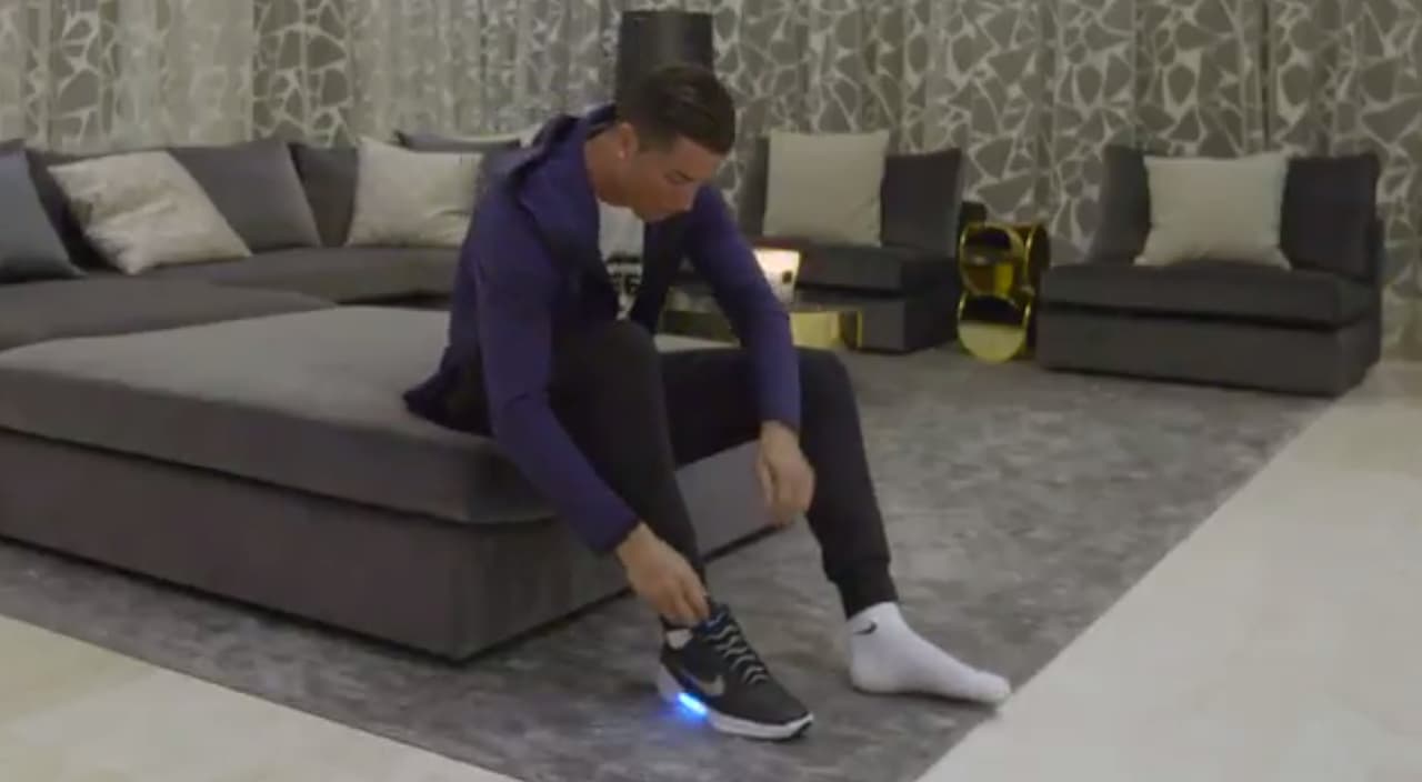 Cristiano Ronaldo probó los HyperAdapt 1.0, un nuevo calzado que se adapta al pie