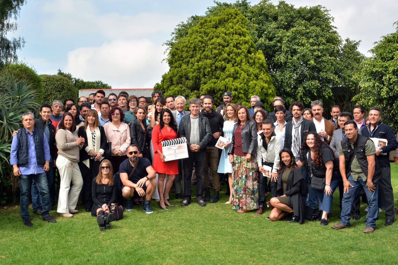 "Indudablemente es como cualquier universo, o sea existen personajes ejemplares y existen personas corruptas, y existen intereses creados y eso es justamente a lo que ella se va a enfrentar tanto en su trabajo como en su vida personal" recalcó la productora.