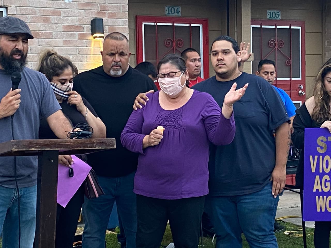 Durante la vigilia, también alzaron la voz por otras mujeres que han sido 
<a href="https://www.univision.com/local/san-antonio-kwex/guia-numeros-ayuda-victimas-violencia-genero-domestica-condado-bexar">víctimas de violencia de género</a> y que el sistema les ha fallado.