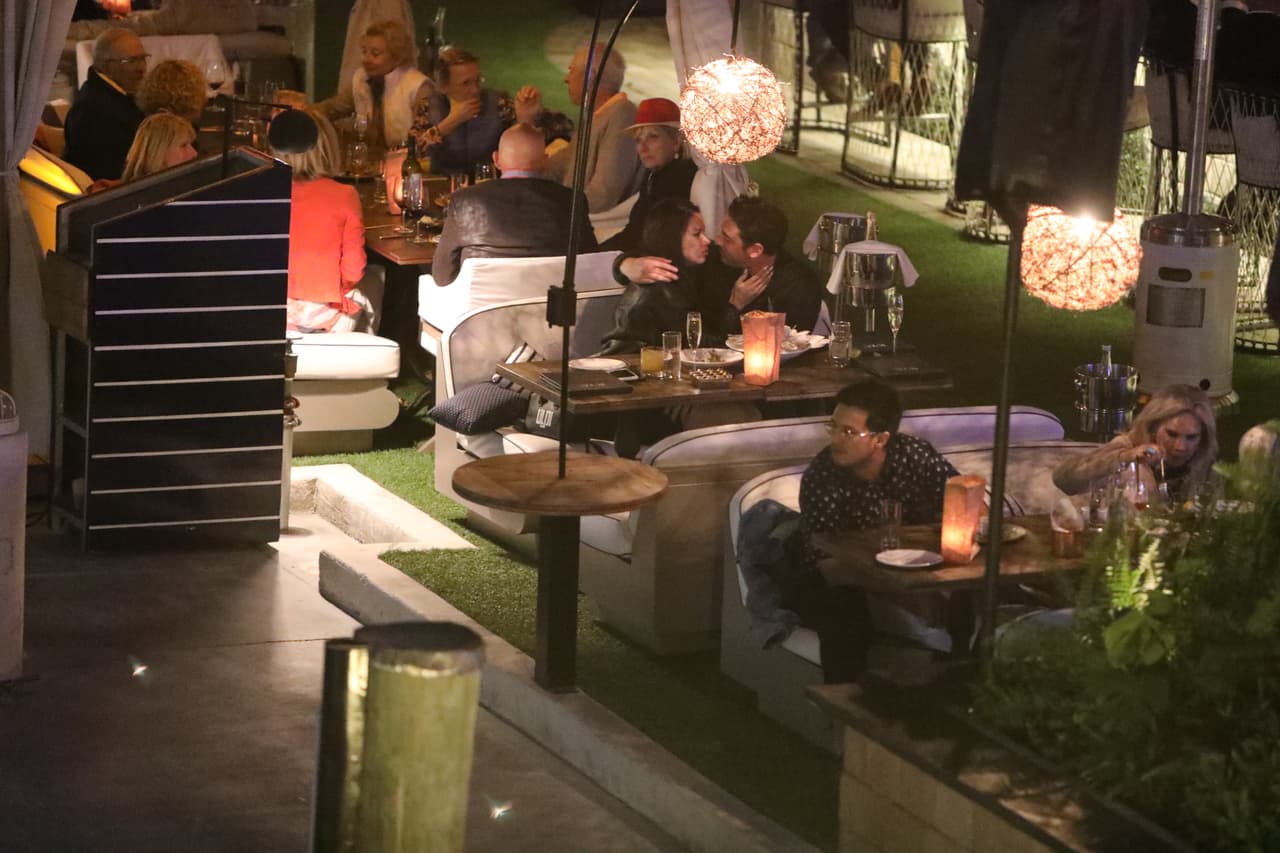 Adriana Lima rompió con el receptor de New England Patriots Julian Edelman hace sólo una semana. Sin embargo, se le vio besándose en un restaurante con el chico malo de los muchachos de Nueva York Mitch, Matt Harvey. Estas son las primeras fotos de la nueva pareja. La pareja llegó en yate y cenaron y tomaron champán por horas en el River Yacht Club el 15 de marzo de 2017, en Miami, Florida.