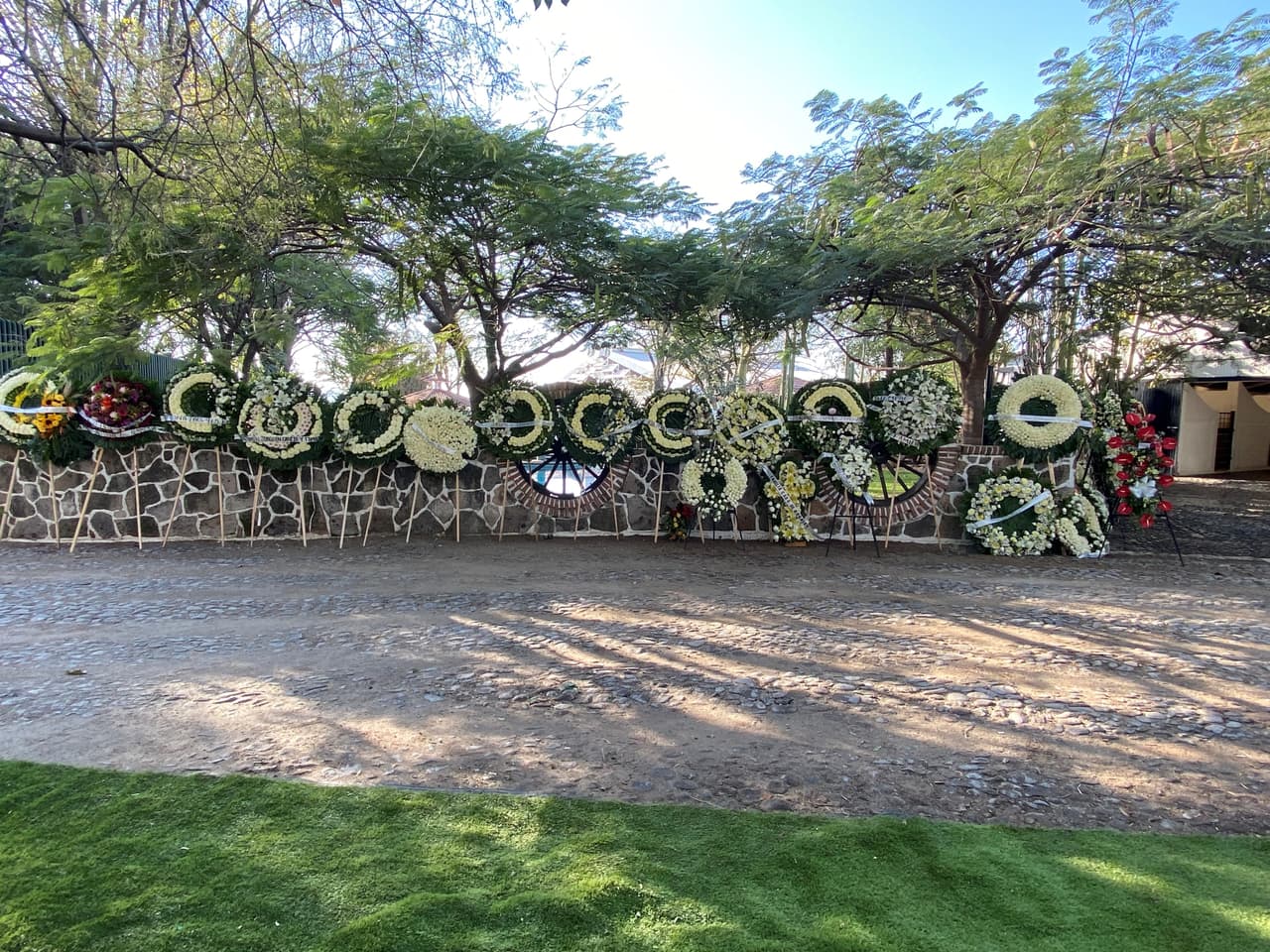 Alrededor del lugar donde fue sepultado, colocaron decenas de coronas de flores enviadas por amigos, fans y celebridades.
