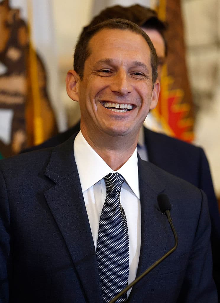 El alcalde de San Francisco confirmó que Trump lo llamó, el miércoles por la noche. Le dijo que estaba "cancelando cualquier plan de despliegue federal en San Francisco".
<br>El jueves, en la mañana, la secretaria de Seguridad Nacional, Kristi Noem, "ratificó esa orden", declaró Daniel Lurie.