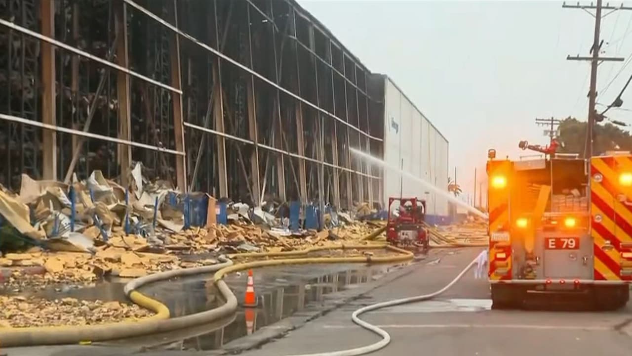 Así se ve hoy la 'zona cero' del enorme incendio en Boyle Heights; siguen recomendaciones médicas