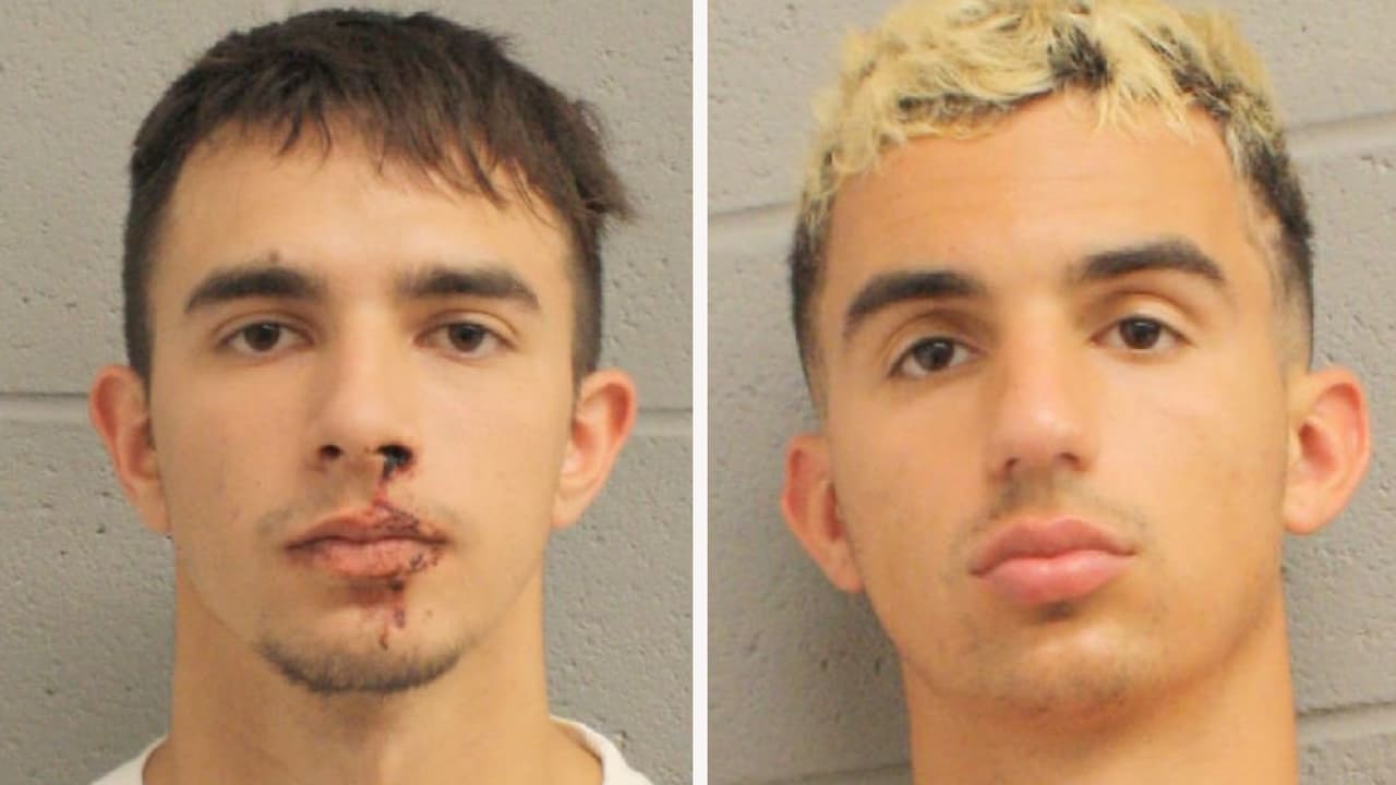 Arrestan a dos sospechosos de iniciar una persecución y uno de ellos escupió a un policía durante el arresto