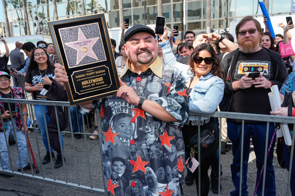 El Paseo de la Fama, administrado por la Cámara desde 1960, ha otorgado estrellas a más de 2,800 figurasdel entretenimiento. Iglesias se une a otros comediantes latinos como George Lopez y Cheech Marin.