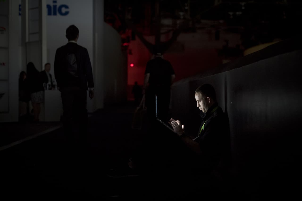 Por algunos momentos las únicas luces en el centro de convenciones eran producidas por las baterías de los dispositivos electrónicos.