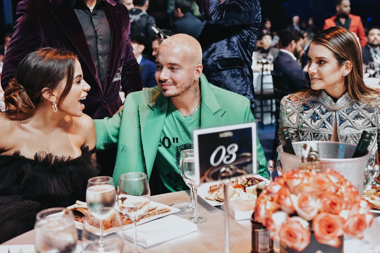 La pareja compartió mesa durante la premiación con otra exponente del género urbano, la cantante brasileña Anitta.