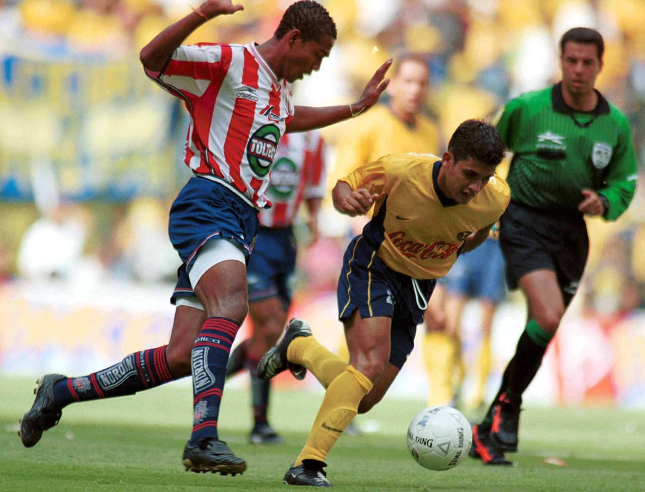 Edoardo Isella defendiendo los colores de las Chivas.