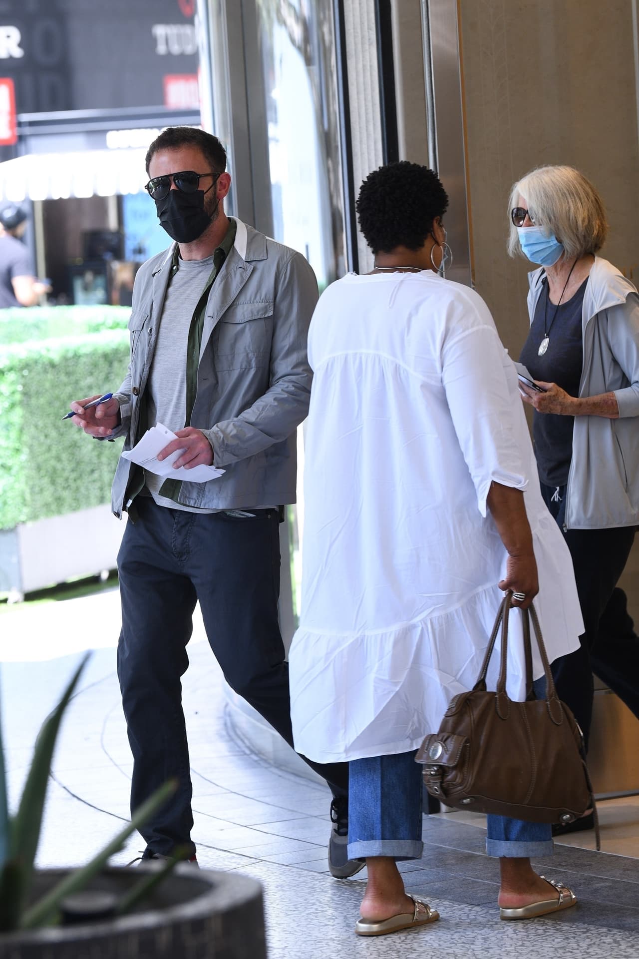 "Dieron la vuelta al centro comercial y entraron en varias tiendas tachando cada uno de los artículos que encontraron", relató. 
<br>