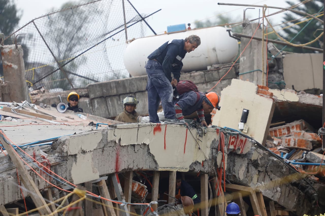 Rescue workers search through the rubble for students at Enrique Rebsamen school after an earthquake in Mexico City, Mexico, September 20, 2017. REUTERS/Edgard Garrido