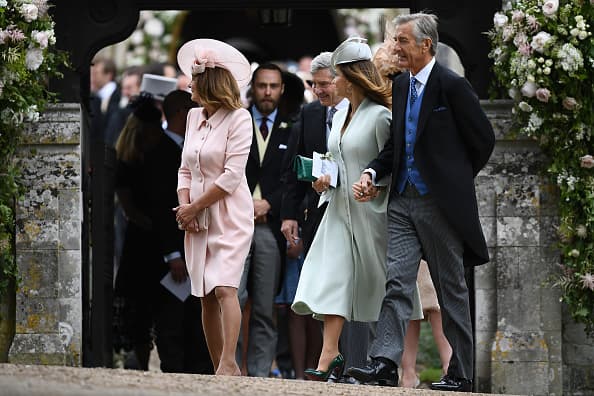Debido al fresco clima, las invitadas usaron abrigos que coordinaban con sus vestidos, cuyo largo va a la altura de la rodilla.