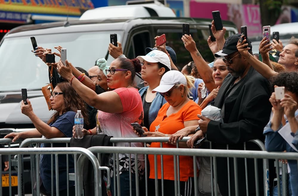 Este episodio violento ha golpeado duramente a la comunidad latina de este barrio de Nueva York. Numerosas personas salieron a tomar fotos del ataúd del adolescente cuando partió de la iglesia. En algunos momentos, se escucharon gritos de "Justicia para Junior".