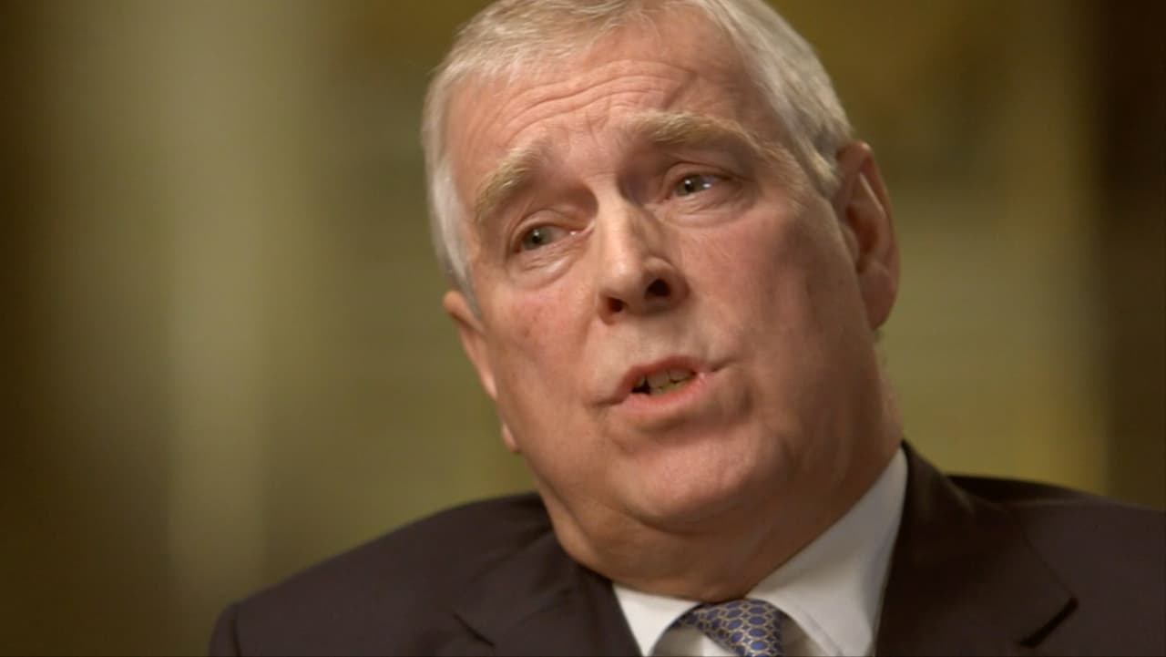 Otro de los escándalos que despertó suspicacias en los seguidores de la serie fue el del príncipe Andrés, quien en noviembre pasado admitió
<b><a href="https://www.univision.com/famosos/los-6-argumentos-del-principe-andres-sobre-su-relacion-con-jeffrey-epstein-y-las-acusaciones-en-su-contra-video" target="_blank">vínculos de amistad</a> </b>con el fallecido convicto pedófilo Jeffrey Epstein.