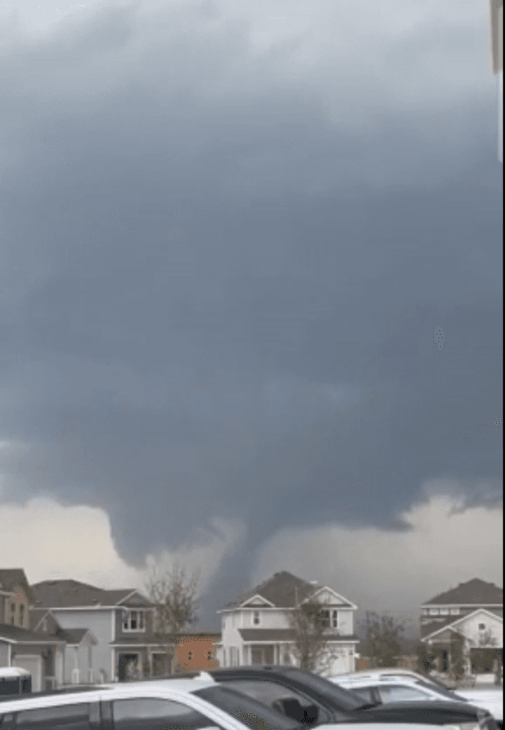 Los daños variaron desde líneas eléctricas y árboles caídos. También habían muchos escombros.