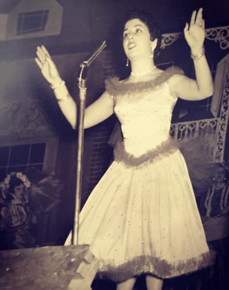 "Les platico un poquito sobre Doña Irma, la mujer que me dió la vida. Cantar fue siempre su gran pasión y aquí está cuando tenía 18 años de edad... Sus papás no le permitieron dedicarse a esto profesionalmente, pero amó la música mexicana toda su vida... Su voz vivirá por siempre en mi corazón" (Febrero 5, 2017).