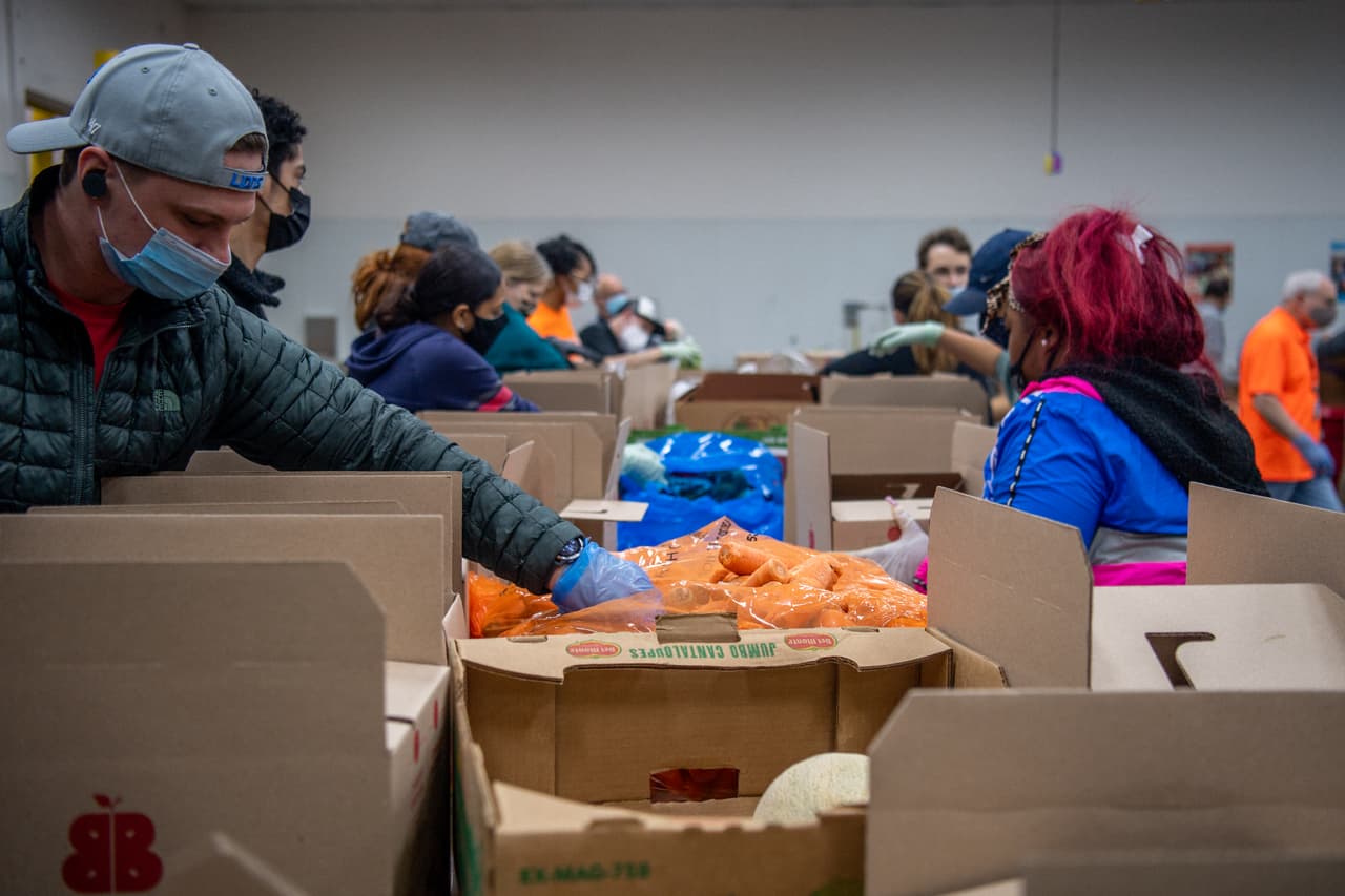 Además de distribuir una caja mensual de alimentos CSFP (valorada en $50 al por menor), el Programa Senior Box ha ampliado su alcance para incluir la distribución
<b>de productos agrícolas y otros artículos relacionados con la salud a las personas mayores, tanto dentro como fuera del condado de Harris.</b>