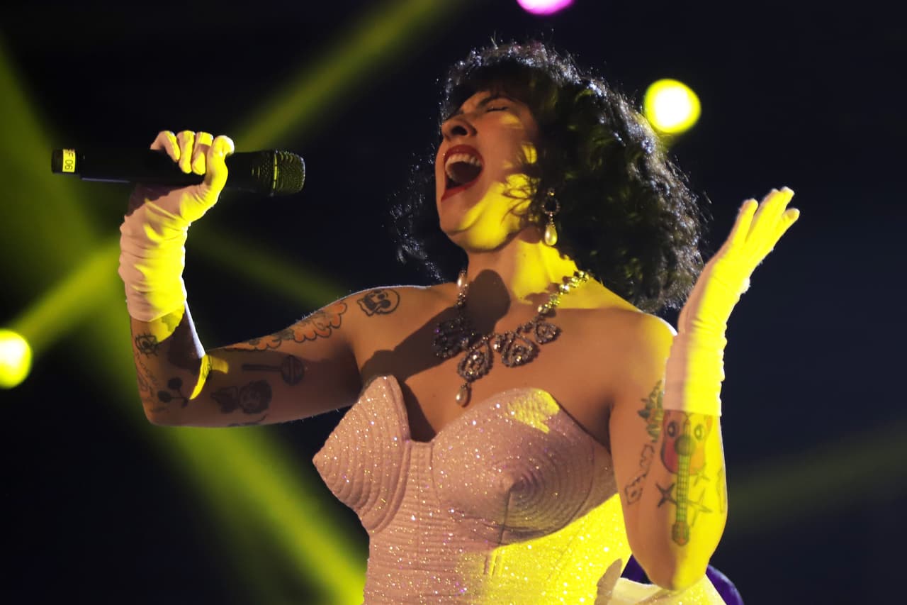 Mon Laferte entregó una interpretación en tango de 'La paga'. El instante fue tan sentido que recibió una sonada ovación.