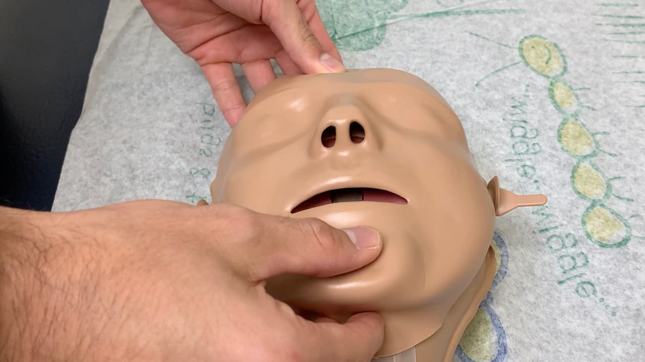 <b>El especialista agregó que cuando se hace esta maniobra a tiempo y de manera correcta se incrementan hasta en un 70% las posibilidades de vivir.</b>