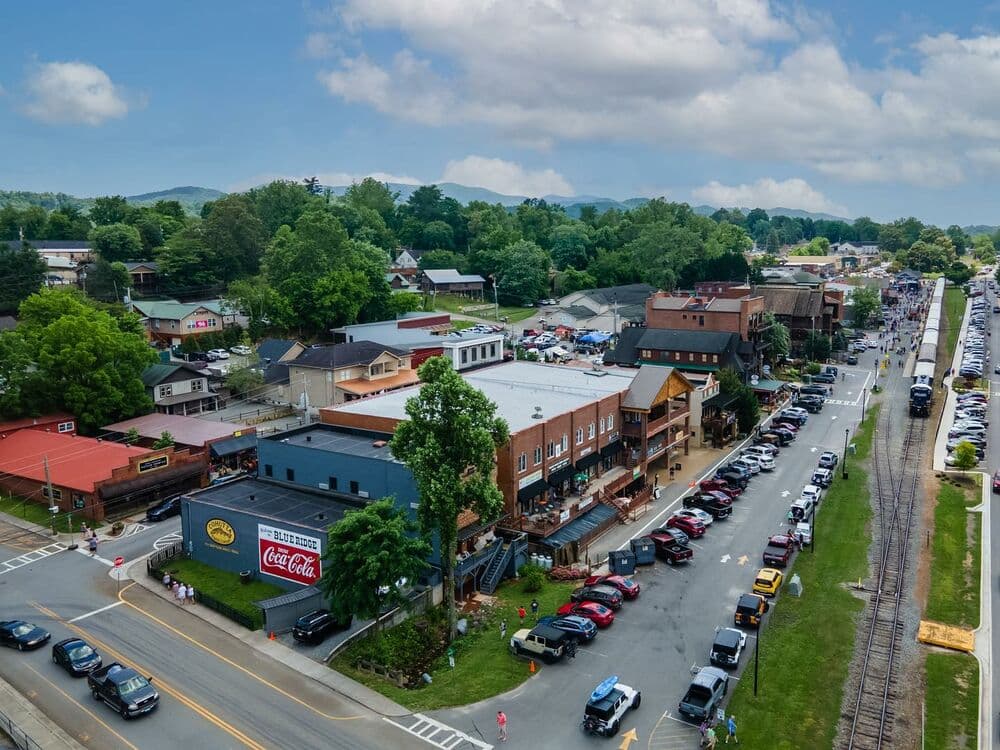 Blue Ridge es una 'escapada' a la montaña que se estableció por primera vez en el siglo XIX como una parada de ferrocarril. El centro cuenta con tiendas y galerías de arte, restaurantes y cervecerías.