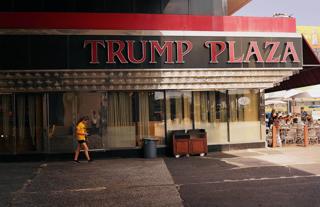 El restaurante Evo del Trump Plaza, antes de cerrar sus puertas completamente, 29 de julio, 2014. Desde enero de 2014, cuatro de los 11 casinos de la ciudad habían anunciado planes de cerrar, habían cerrado, o entrado en bancarrota. Expertos opinan que esta es la crisis más grande que ha atravesado Atlantic City en sus 36 años de relación con los casinos. Foto: Spencer Platt/Getty Images.