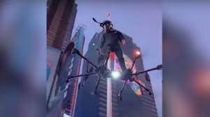 <b>El “duende verde” de Times Square</b>
<br>Una estrella de YouTube se volvió viral cuando apareció sobre un hoverboard volador por Times Square, muy similar al villano popular de las películas de Spider-man.