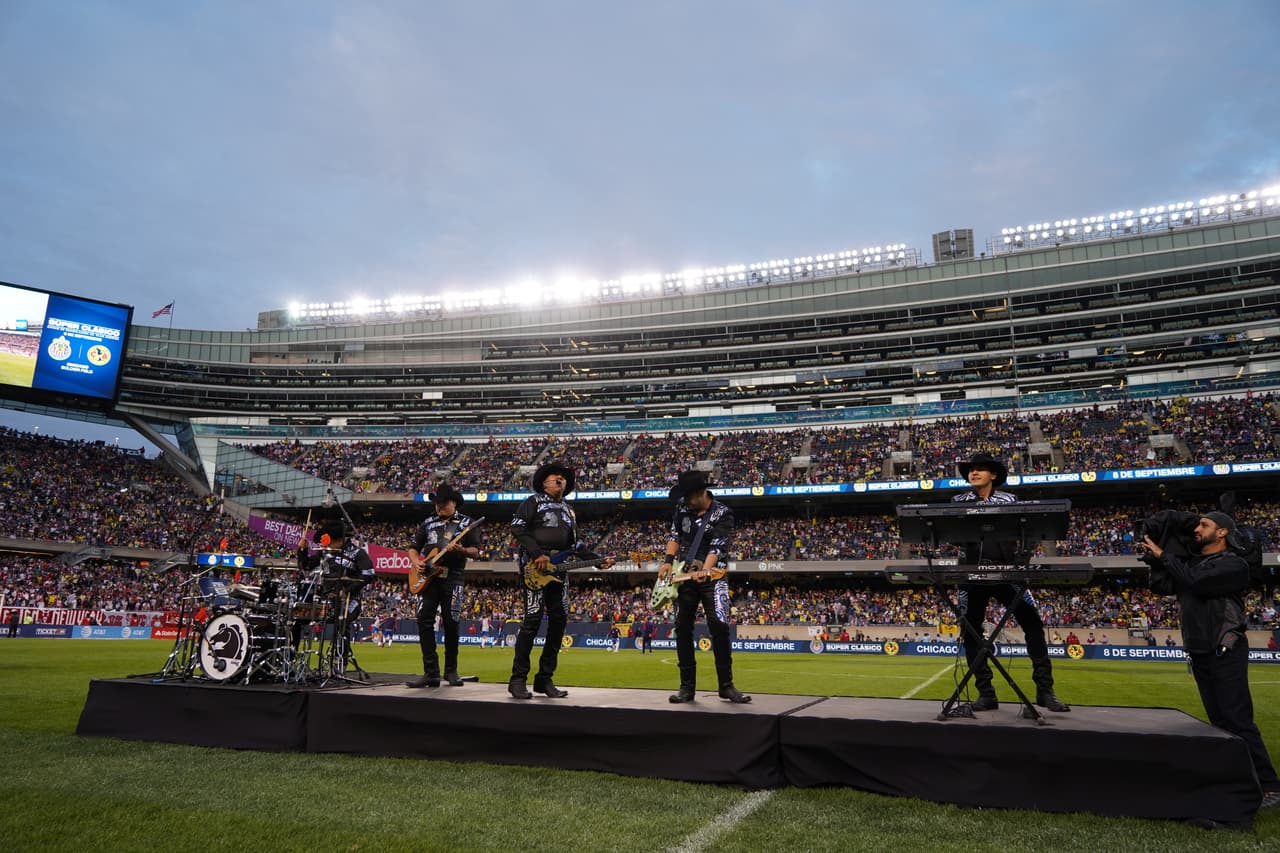 En el medio tiempo 
<b>La Bronca</b> presentó a 
<b>Grupo Bronco</b> que se encargó del show para entretener al público.