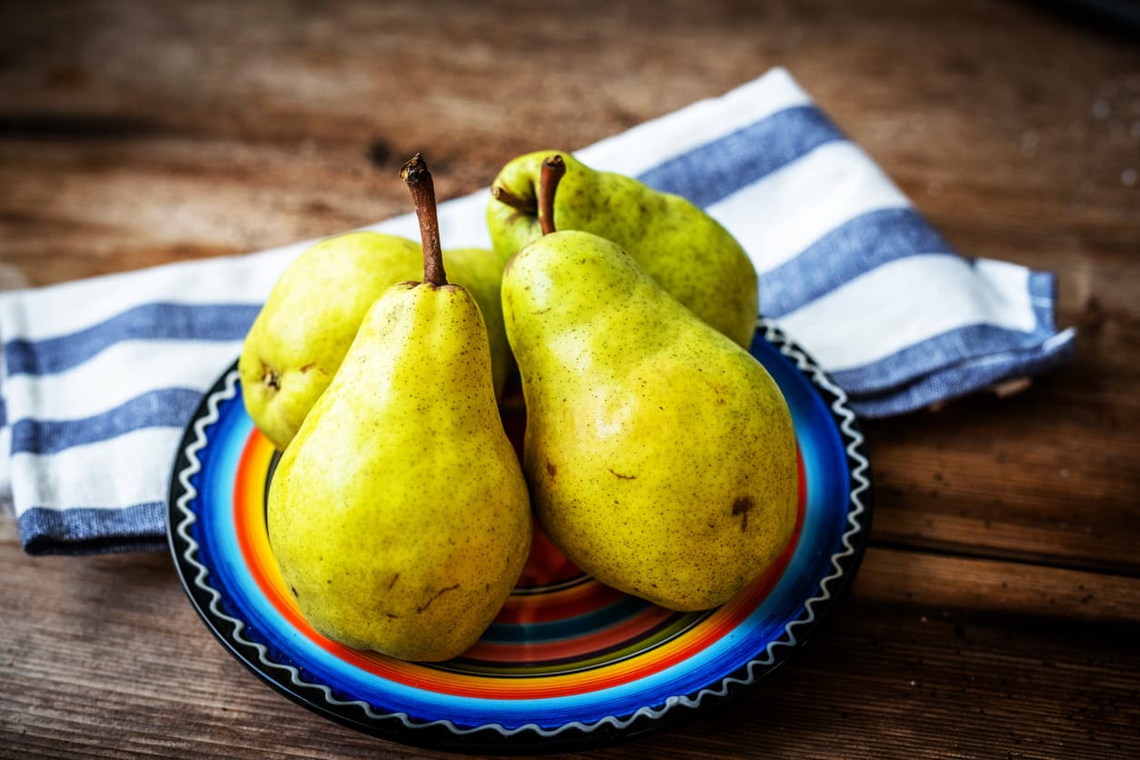 <b>Peras.</b> A pesar de las crecientes investigaciones sobre el asunto, los científicos señalan que es difícil precisar las consecuencias de la exposición a los pesticidas.