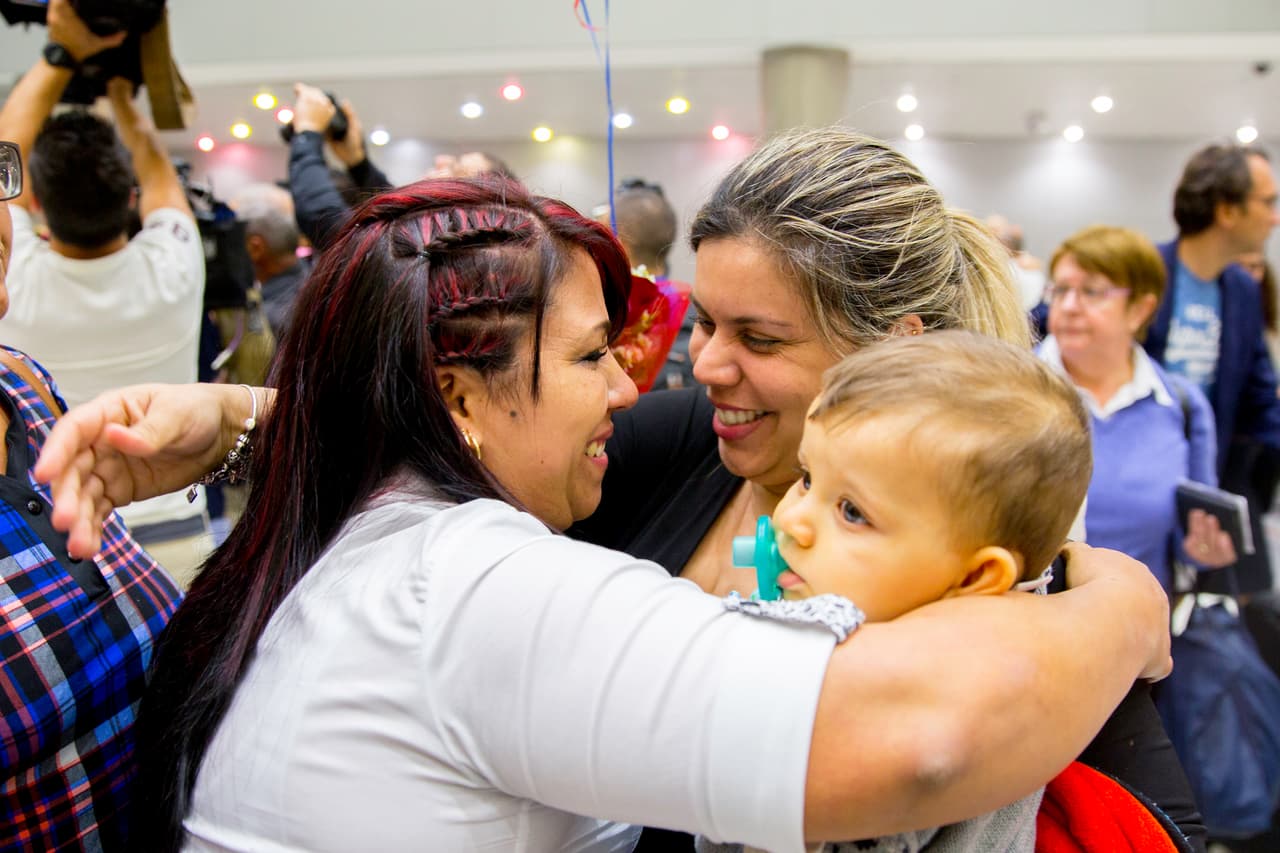 Los profesionales acogidos en EEUU salieron de Cuba como parte de las misiones internacionalistas que su país tiene en diferentes naciones de América Latina y África. Los que llegaron este lunes a Miami estaban destinados en Venezuela y Brasil y, tras desertar y solicitar el parole en EEUU, se trasladaron a Colombia a la espera de que les llegara la visa para poder viajar. En la imagen, la doctora Veidy Díaz, se abraza a familiares que la recibieron en el aeropuerto de Miami.