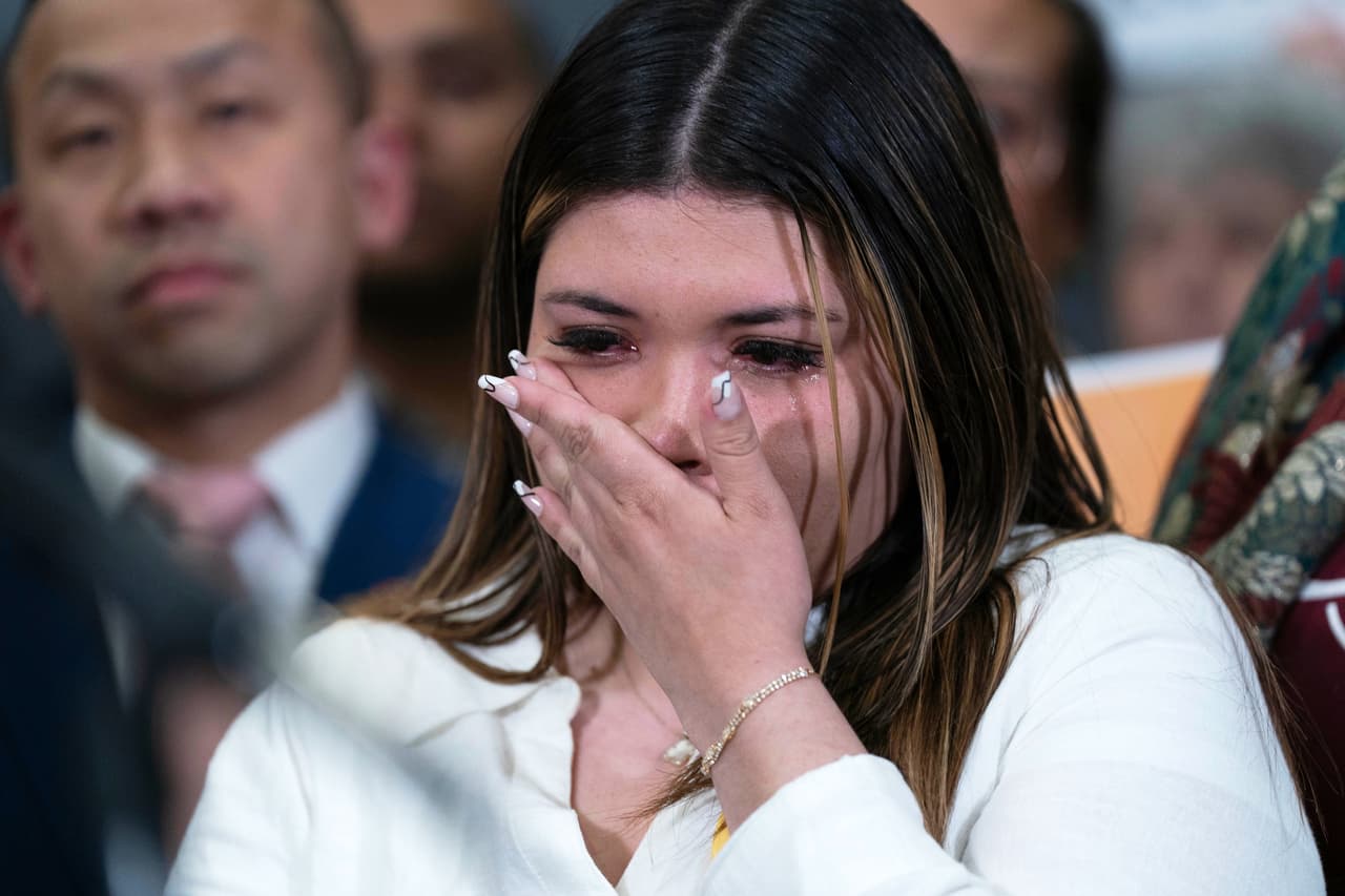 Mientras tanto, 
<b>la administración Trump hizo pública una orden de restricción que la esposa de Abrego solicitó por violencia familiar.</b> Con ella quiso probar que es un hombre peligroso, pues lo han acusado de ser parte de la Mara Salvatrucha, algo que no han podido probar. Tras la filtración, la 
<b><a href="https://www.univision.com/local/washington-dc-wfdc/familia-de-kilmar-abrego-se-muda-tras-filtracion-de-su-direccion-en-documento-oficial" target="_blank">familia del salvadoreño tuvo que mudarse de casa, pues su dirección se hizo pública y Jennifer Vásquez aseguró temer por su vida y la de su familia. </a></b>